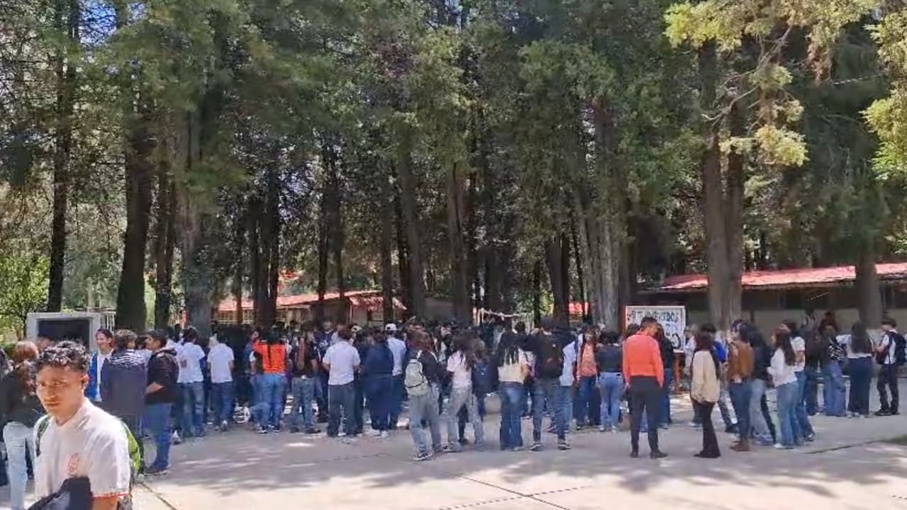 Alumnado y personal del CBTa No. 3 realiza simulacro conmemorando el Día Nacional de Protección Civil Alumnado y personal del CBTa No. 3 realiza simulacro conmemorando el Día Nacional de Protección Civil