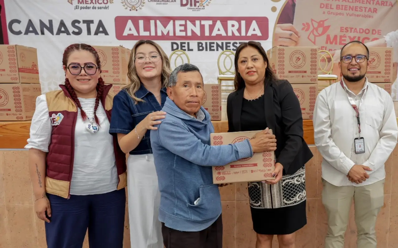 Presidenta de Chimalhuacán en la Segunda Entrega de Canastas del Bienestar. Foto: X/ @zonacritica17 (Canva)
