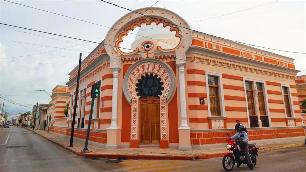 Qué ver en Mérida: la Casa Morisca, con arcos y cúpulas que evocan palacios árabes