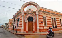 Qué ver en Mérida: la Casa Morisca, con arcos y cúpulas que evocan palacios árabes
