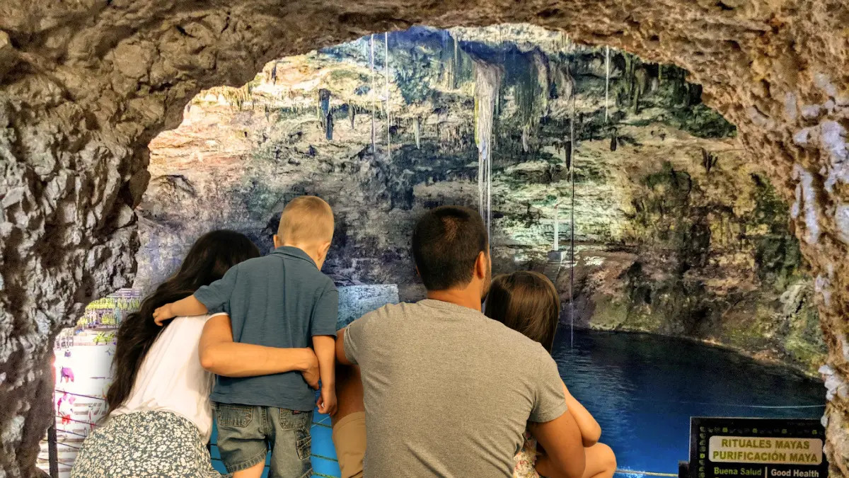 Además del cenote, se puede visitar una aldea maya y comer en el restaurante Foto: Carlos Casados/Canva