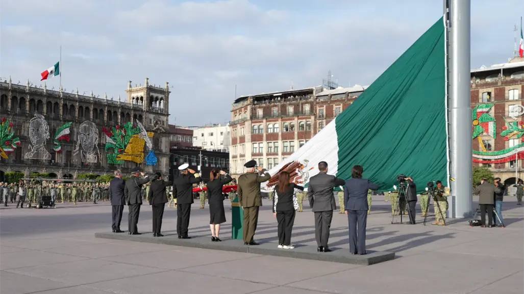 Claudia Sheinbaum lidera homenaje a víctimas del 19S con izamiento de bandera en CDMX