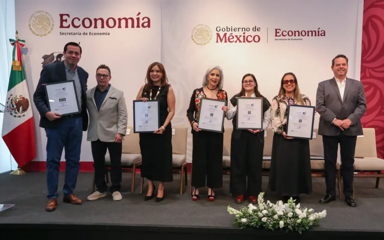 Entrega de reconocimientos Hecho en México. Foto: X (@SE_mx)