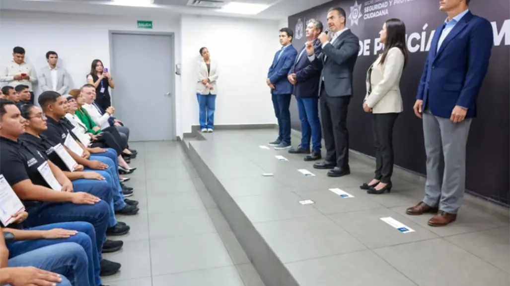 Adrián de la Garza reconoce a cadetes capacitados en inglés para mejorar la atención turística en Monterrey