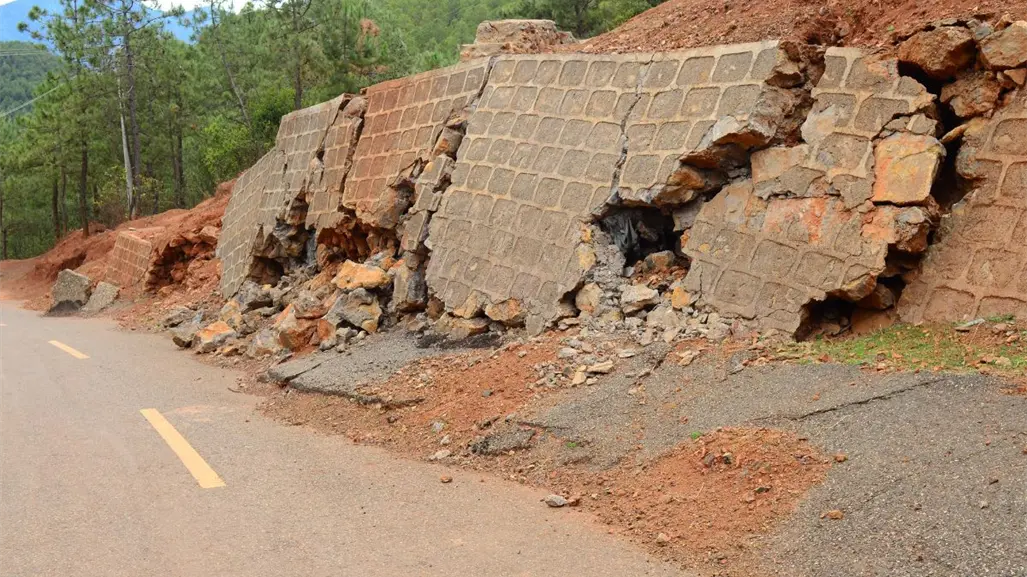 Mueren dos en deslave de pedrera en Allende, Nuevo León