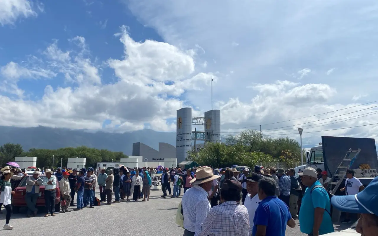 Pobladores en protesta de Tehuacán. Foto: Archivo Jafet Moz