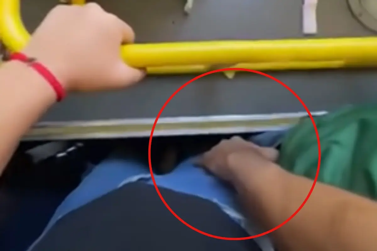 Captura de video donde pasajero hace tocamiento a mujer. Foto: Composición Canva