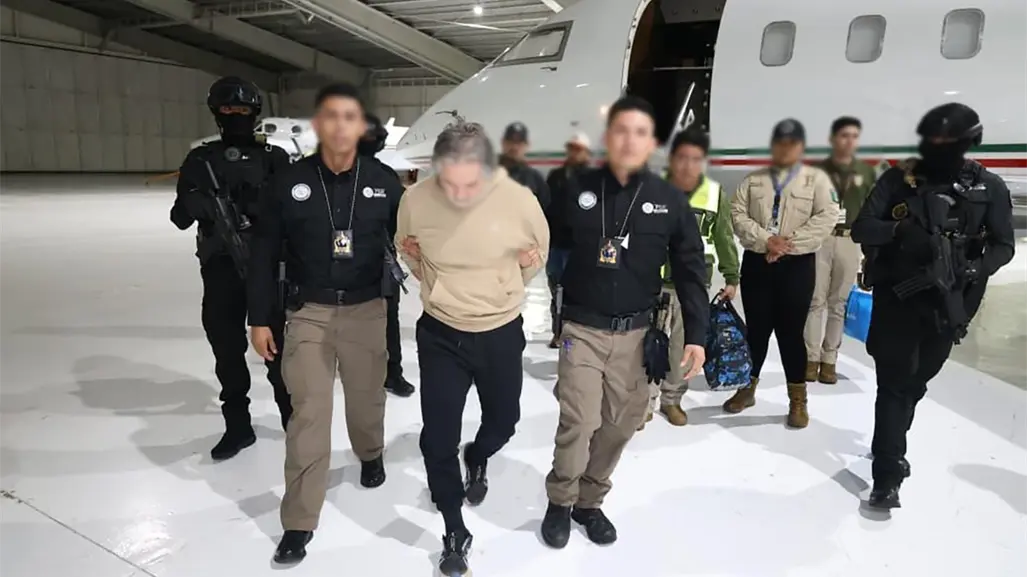 Hernán Bermúdez, líder de La Barredora, llega al aeropuerto de Toluca