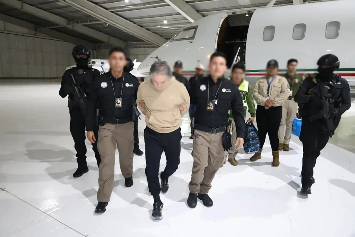 Hernán Bermúdez Requena llegando al aeropuerto de Toluca