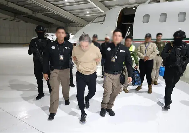 Hernán Bermúdez, líder de La Barredora, llega al aeropuerto de Toluca
