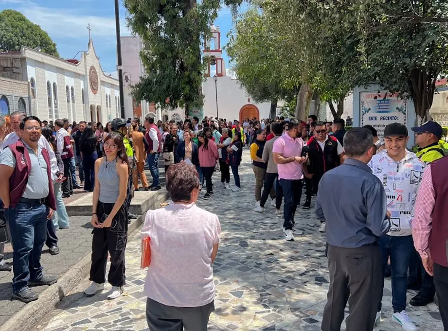 Más de 800 elementos de seguridad, protección civil y Guardia Nacional participaron en el desalojo de comercios y edificios públicos. Imagen: Juan Manuel López
