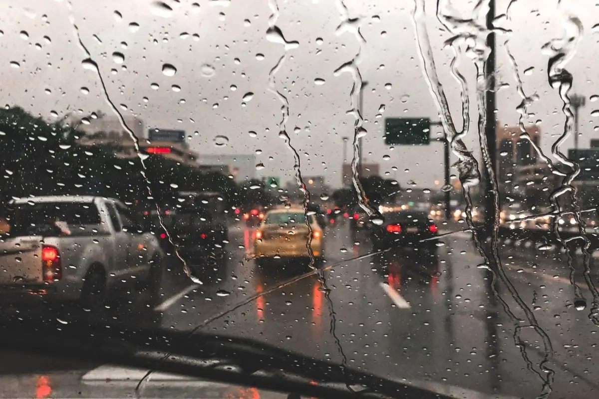 Protección Civil de Nuevo León dio a conocer que se esperan lluvias después de las 14:00 horas en varios municipios. Foto: Canva