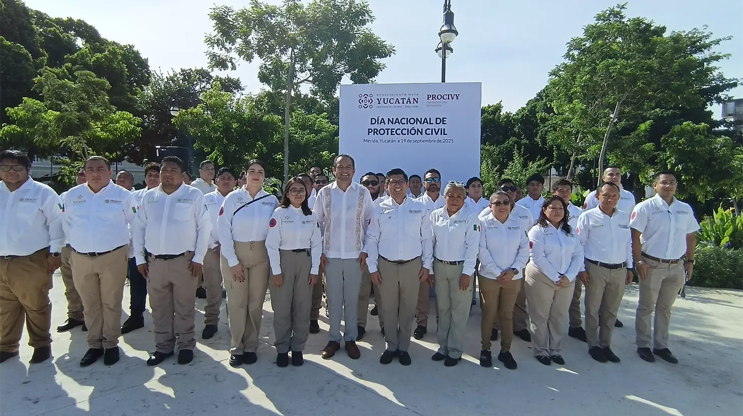 La mañana de este viernes 19 de septiembre se realizó una ceremonia en la Plaza Grande de Mérida para conmemorar el Día Nacional de Protección Civil que recuerda los sismos ocurridos en los años de 1985 y 2017 en Ciudad de México.- Fuente Christian Espadas