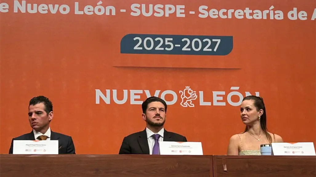 Samuel García firma convenio con SUSPE: cirugías, becas y seguro de vida mejorado