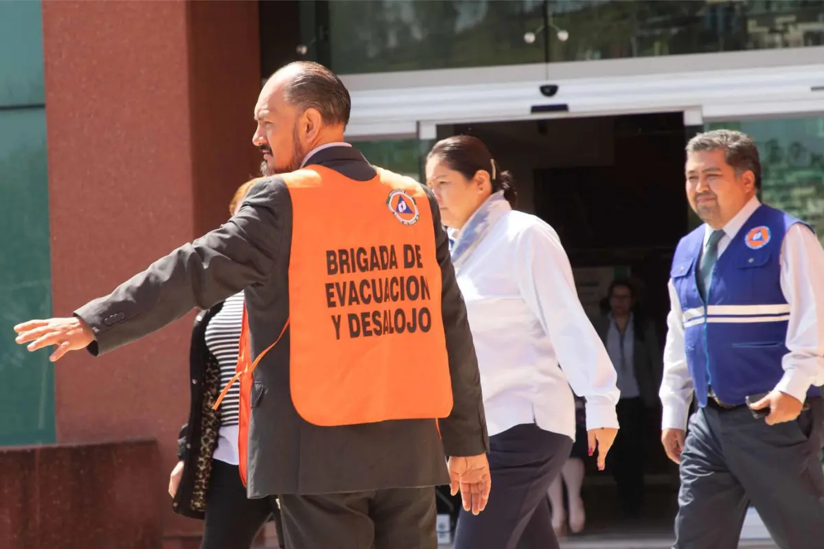 Personal de evacuación en Edomex participando en el Simulacro Nacional.    Foto: X (@PJEdomex) | Canva