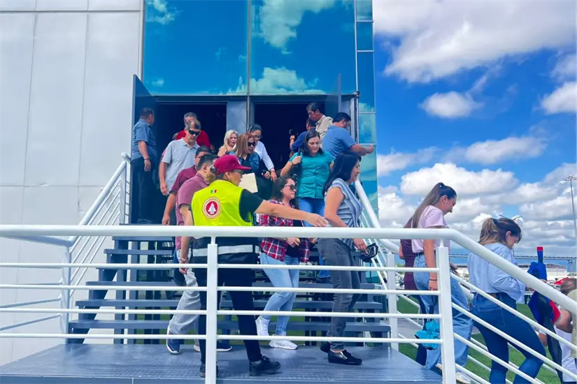 Evacuación de la Torre Bicentenario en Ciudad Victoria. Foto: Carlos García