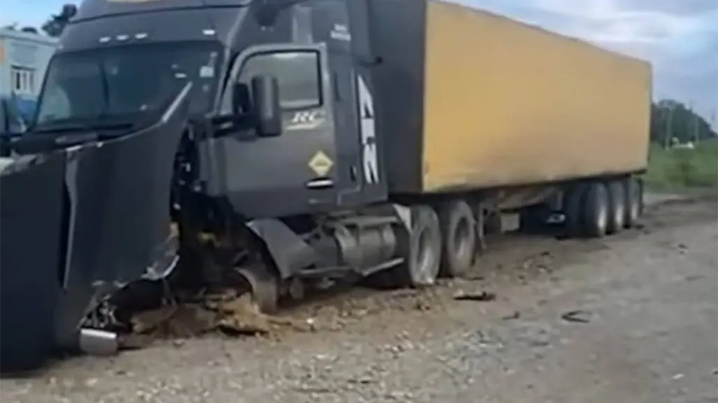 Mujer muere tras choque de tráiler sobre la carretera hacia Allende