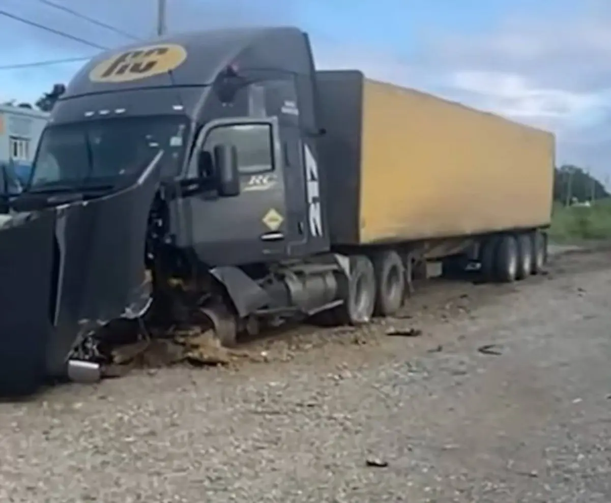 El choque en Cadereyta rumbo a Allende es un recordatorio de los riesgos que enfrentan los conductores en esta importante vía. Foto: Redes Sociales.