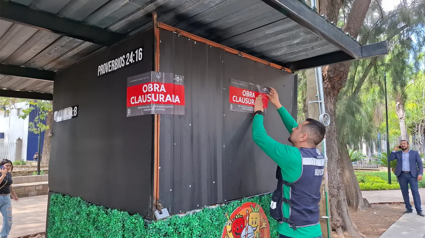 Inspectores de Durango clausuraron temporalmente dos puestos instalados en Plaza Universitaria. Foto: Cortesía.