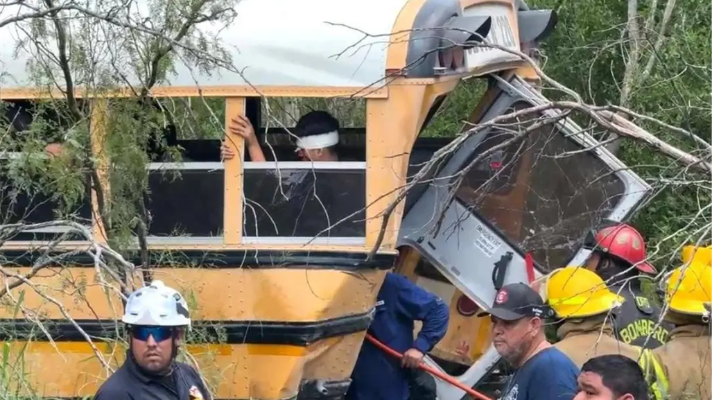 Tráiler embiste a transporte escolar en Díaz Ordaz: hay 20 estudiantes heridos