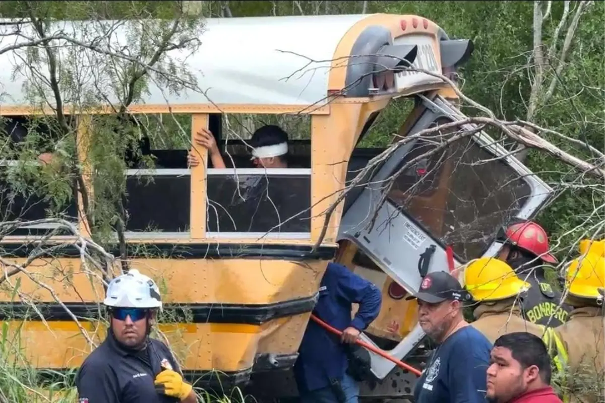 Fuerte accidente entre un trailer y un autobús escolar en Díaz Ordaz. Foto: Ignacio Aceves