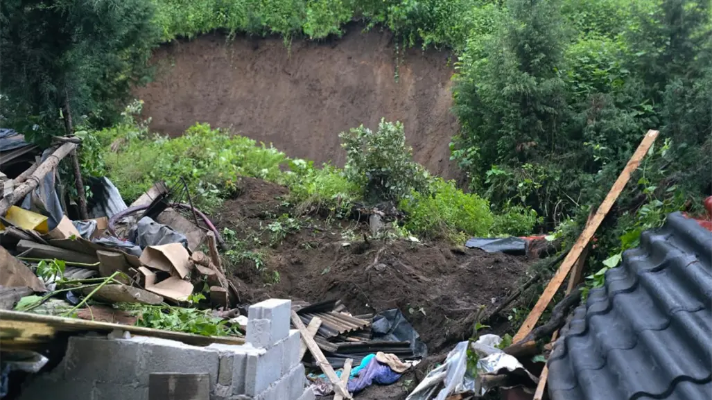 Muere niña tras desgajarse cerro que sepultó una vivienda en Amecameca