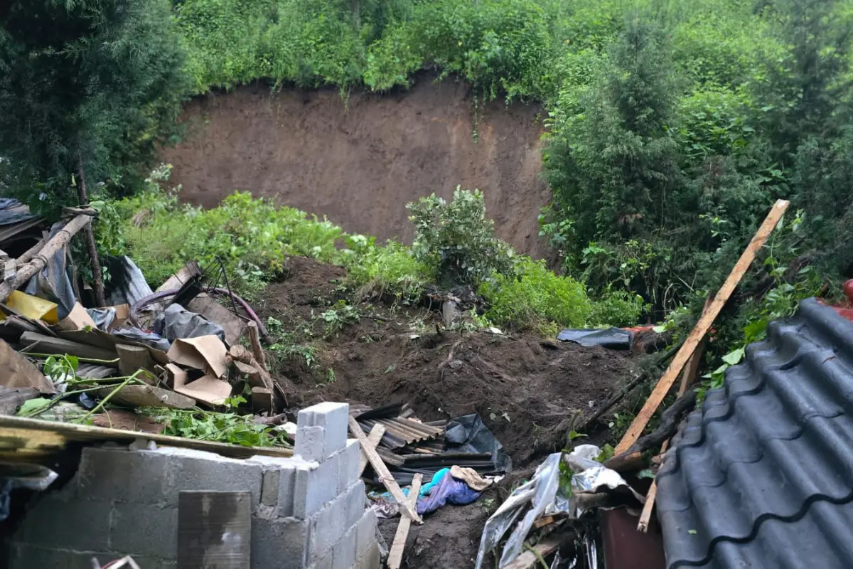 Daños en vivienda por desgajamiento de cerro.  Foto: Especiales