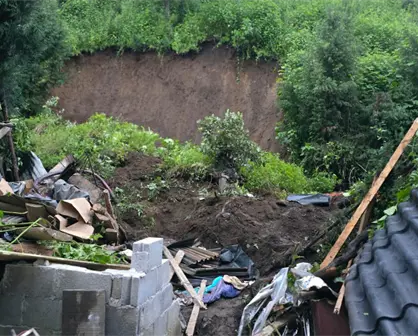 Muere niña tras desgajarse cerro que sepultó una vivienda en Amecameca