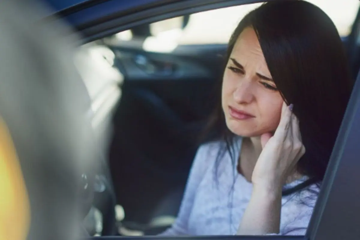 Mujer con cara de preocupada dentro de un automóvil Foto: Canva