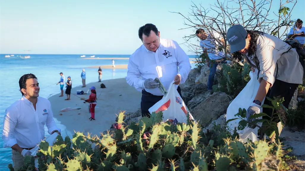 Joaquín Díaz Mena encabeza limpieza simultánea de 14 playas en Yucatán