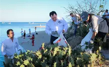 Joaquín Díaz Mena encabeza limpieza simultánea de 14 playas en Yucatán