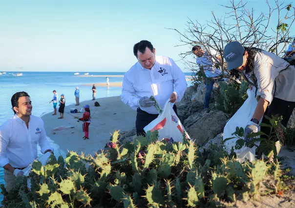 Joaquín Díaz Mena encabeza limpieza simultánea de 14 playas en Yucatán