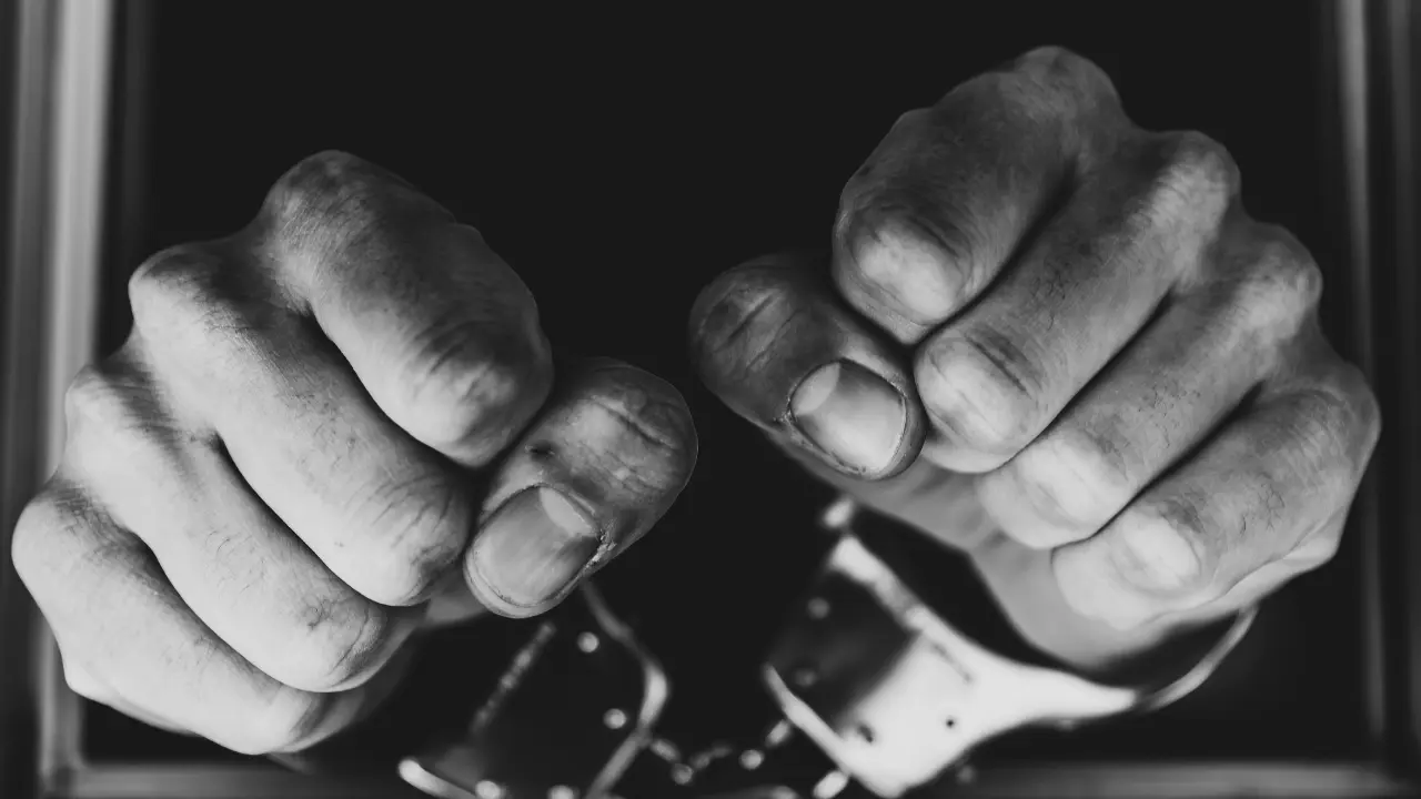 Fiscalía del Estado de México detiene a un menor implicado en el homicidio de un elemento de la Secretaria de Seguridad Estatal. Foto: Canva