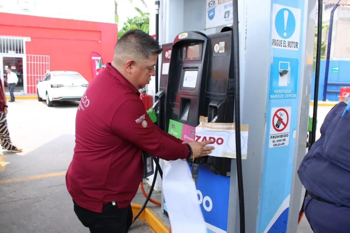 Elementos de Profeco clausurando gasolinera Foto: Profeco
