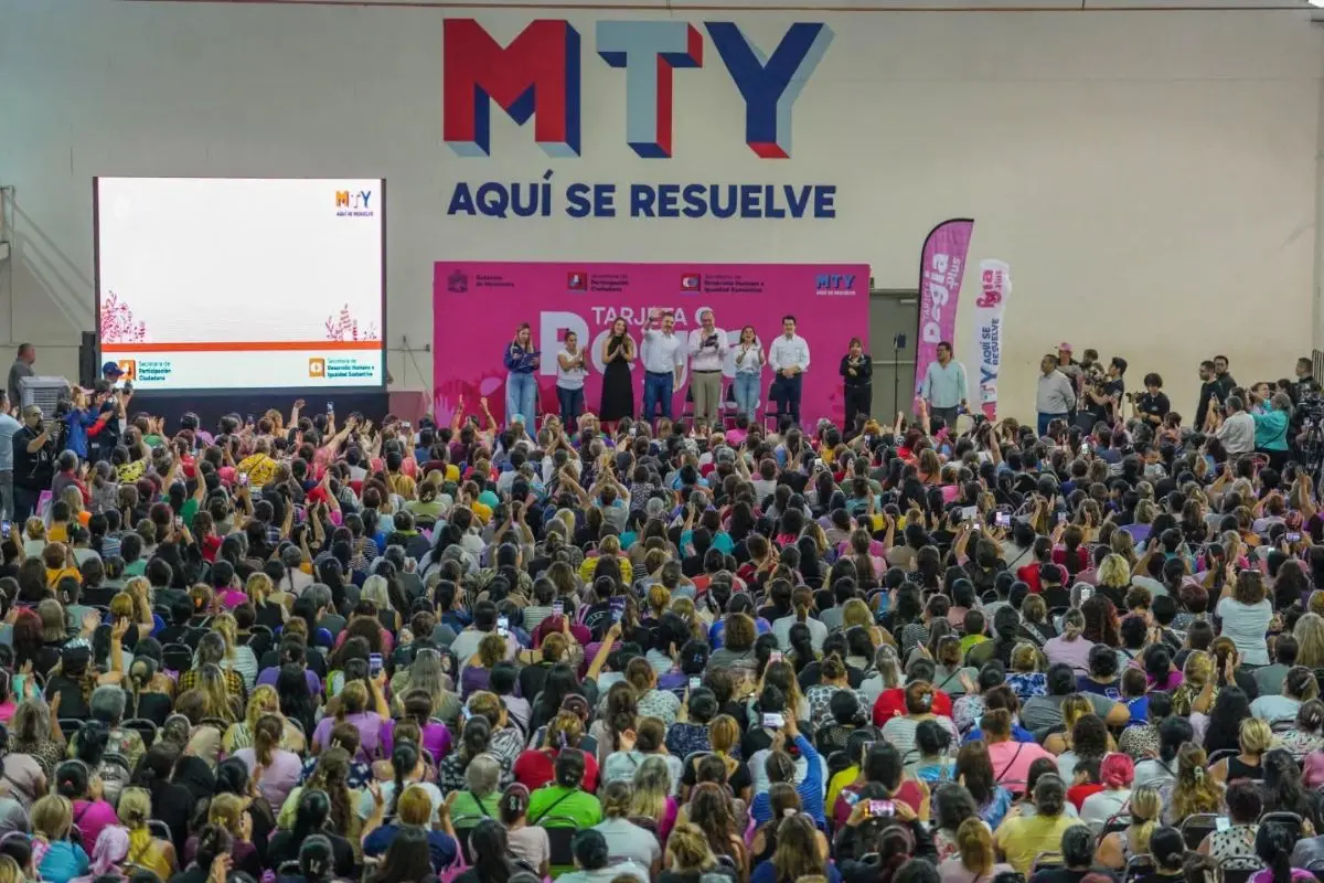 El alcalde Adrián de la Garza entregó Tarjeta Regia Plus a 650 mujeres. Foto: Gobierno de Monterrey