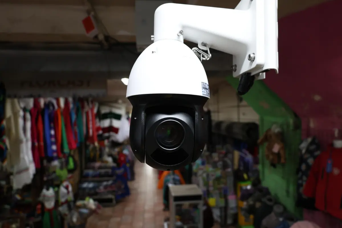 Este equipamiento se suma a las dos cámaras que ya se encontraban en el exterior del mercado, fortaleciendo la vigilancia tanto dentro como fuera del inmueble./Foto: Gobierno Municipal de Saltillo