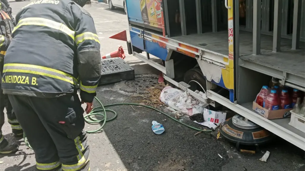 Camión de refrescos cae en socavón en la GAM; esto sabemos del incidente