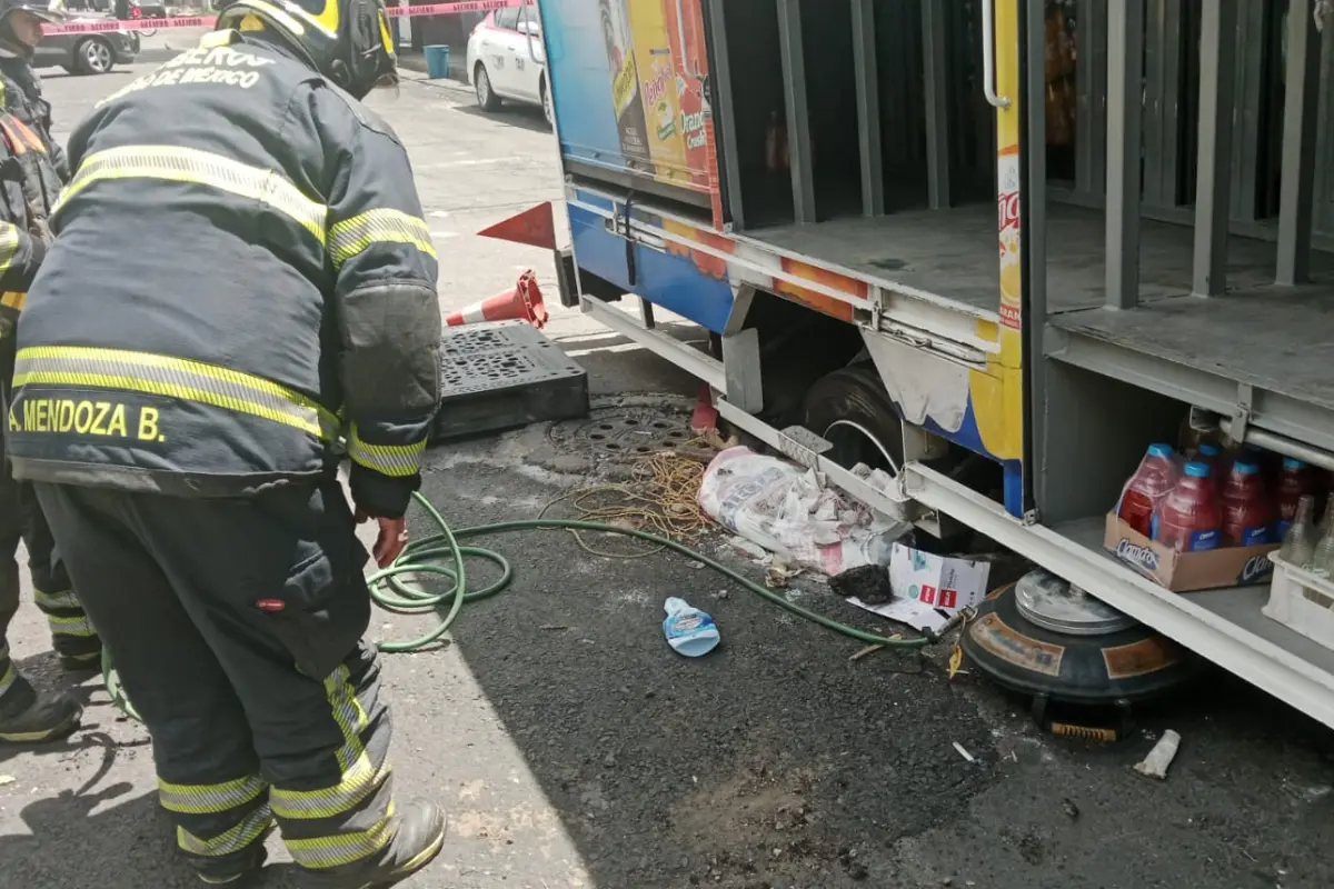 Camión se cae en socavón. Foto: X @SGIRPC_CDMX