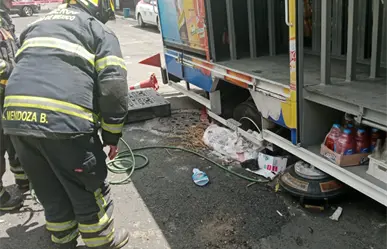 Camión de refrescos cae en socavón en la GAM; esto sabemos del incidente