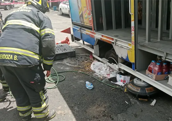 Camión de refrescos cae en socavón en la GAM; esto sabemos del incidente
