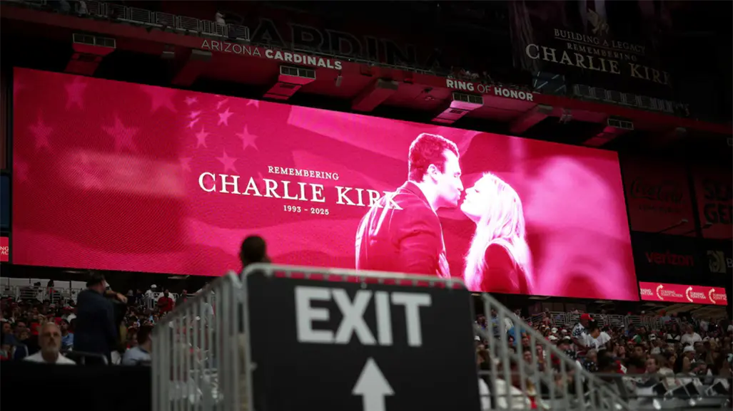 Funeral de Charlie Kirk reúne a miles de personas en el State Farm Stadium en Arizona