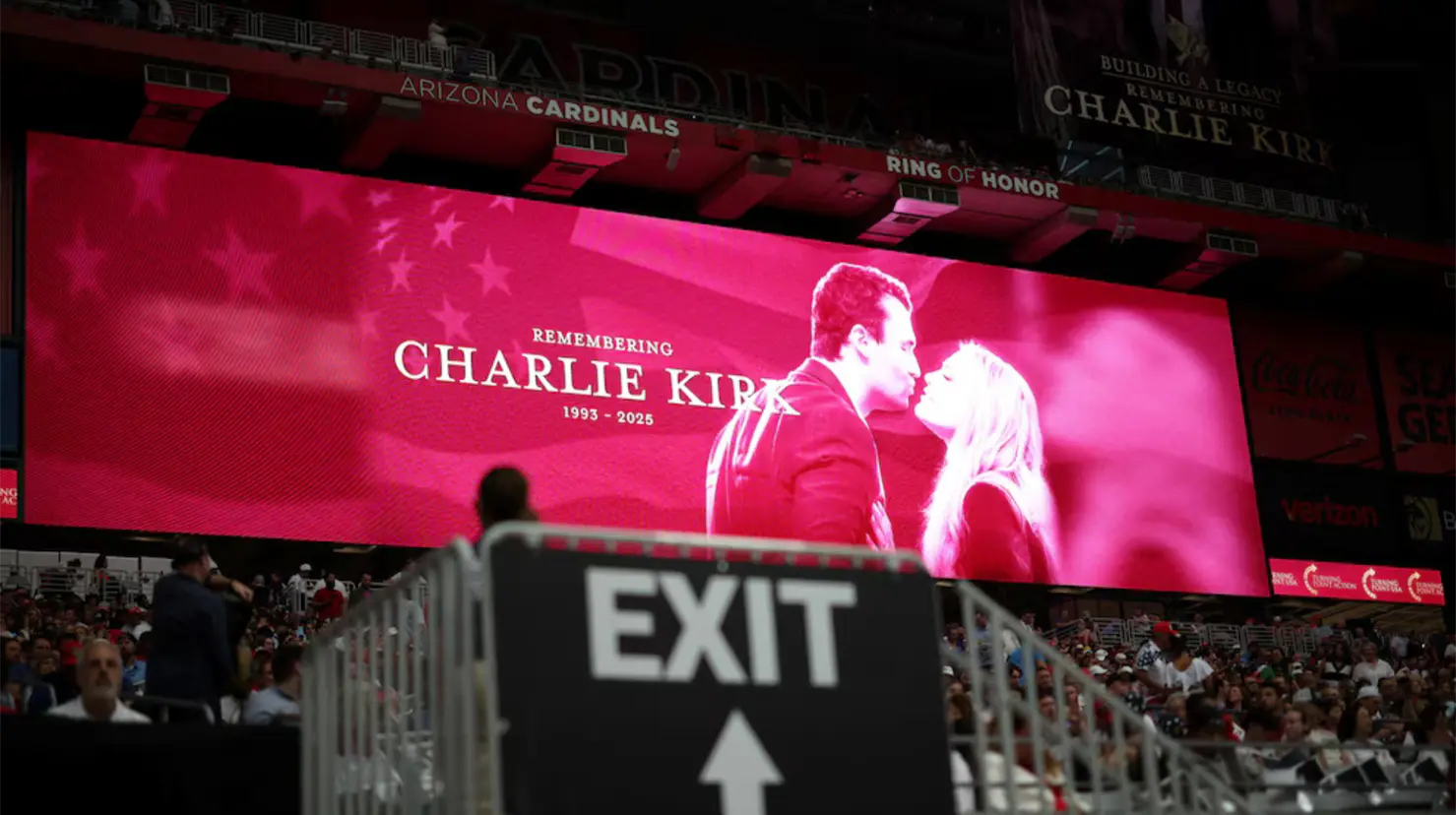 Funeral de Charlie Kirk reúne a miles de personas en el State Farm Stadium en Arizona. Foto: Reuters