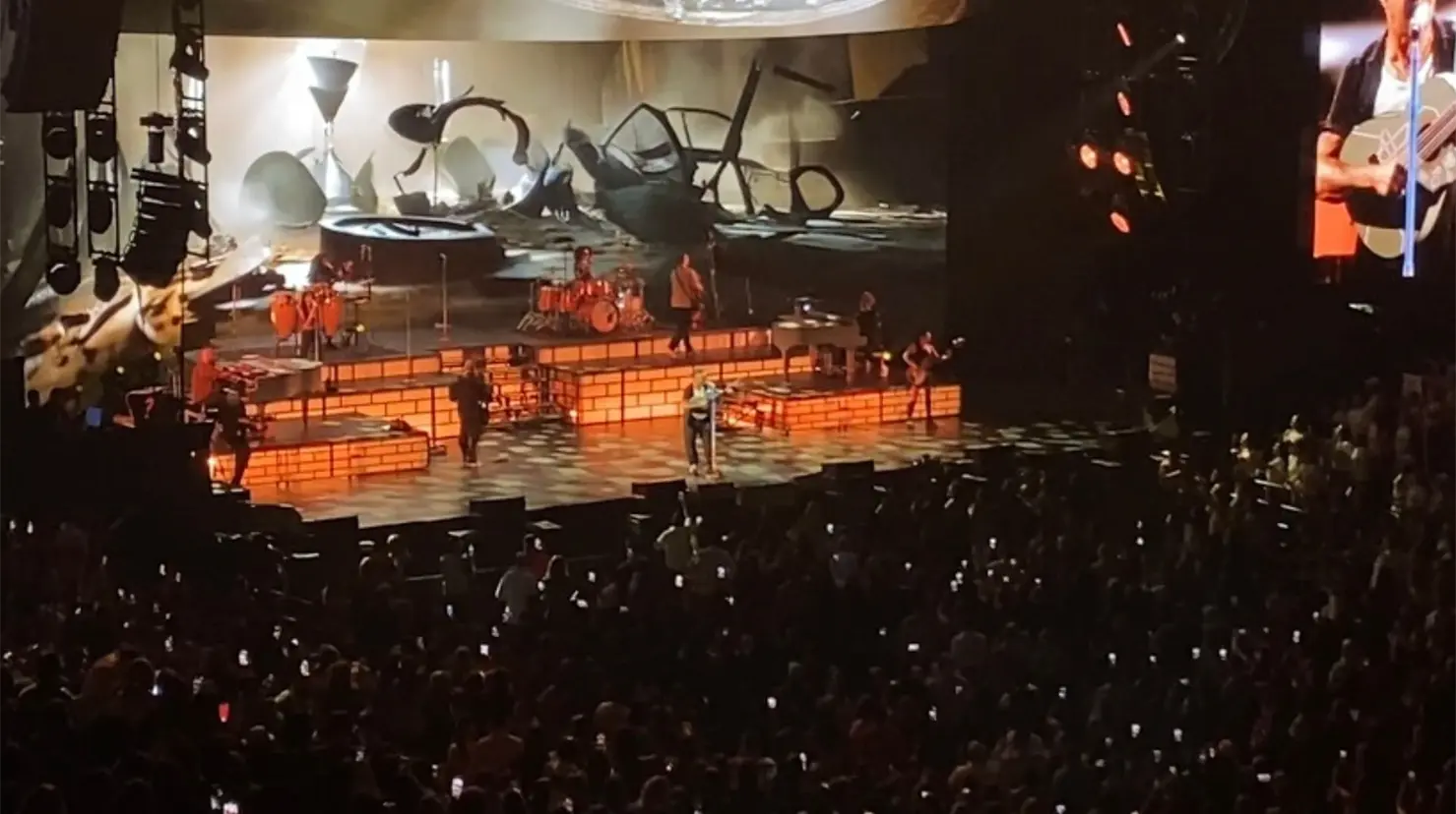 Durante hora y media Alejandro Sanz hizo un recorrido musical por sus éxitos. Foto. Arturo González.