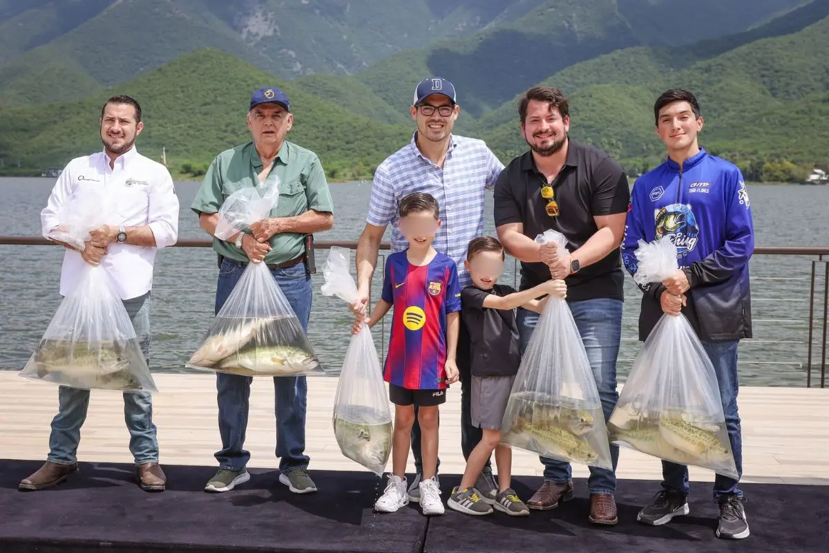 Liberación de 100 ejemplares de Lobina Negra en la Presa “La Boca” Foto: Gobierno de Santiago