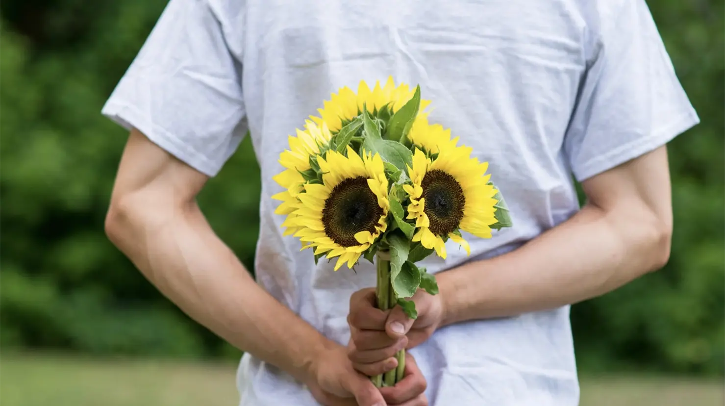 Persona que va regalar flores amarillas.  Foto: Canva