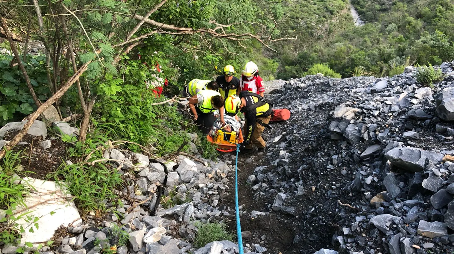 Tragedia en la Sierra: Mujer Muere al Caer Vehículo a Barranco de 150 Metros