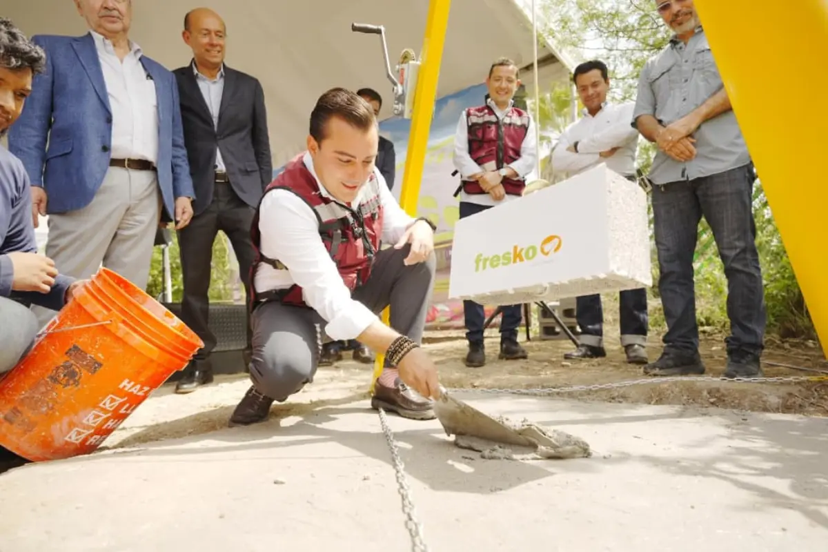 El alcalde de García, Manuel Guerra Cavazos en el arranque de la construcción de Fresko. Foto: Gobierno de García