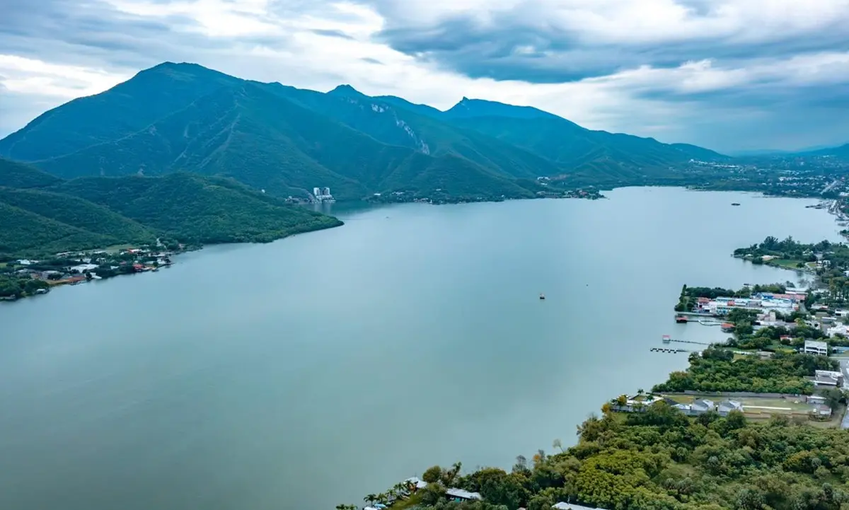 La Comisión Nacional del Agua (CONAGUA) dio a conocer que la presa La Boca registra un 109.65% de almacenamiento. Foto: Facebook David de la Peña