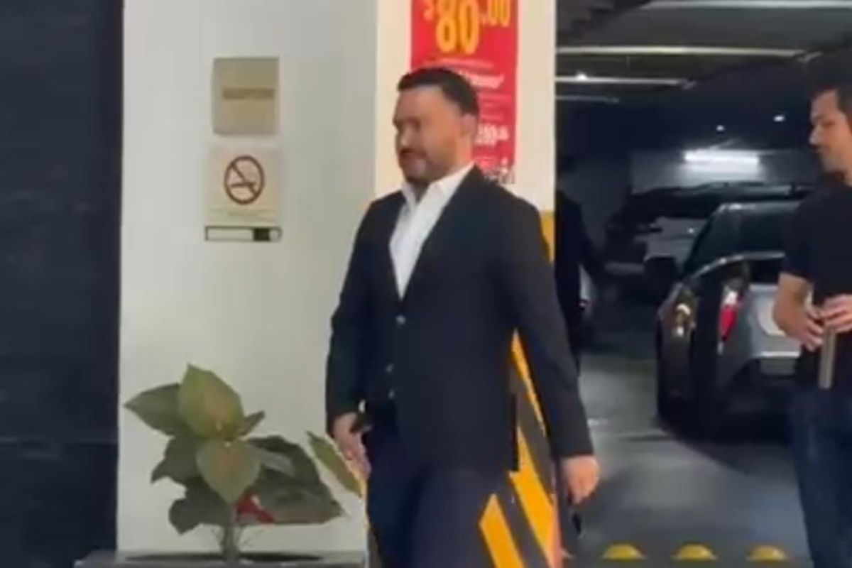 Uno de los compañeros de la empresa Multimedios, llega al velorio de Débora Estrella Uno de los compañeros de la empresa Multimedios, llega al velorio de Débora Estrella