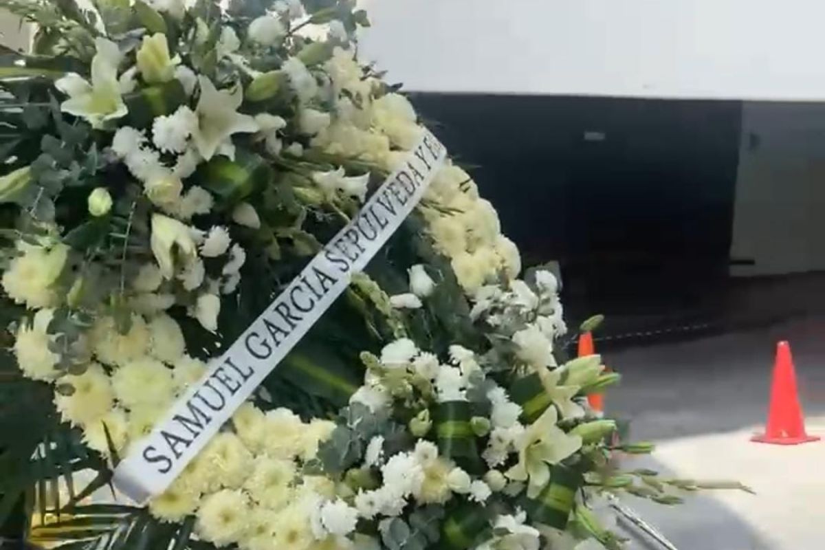 Corona de flores por parte del gobernador Samuel García y familia Corona de flores por parte del gobernador Samuel García y familia